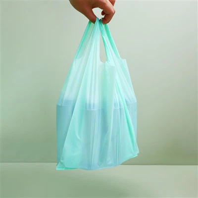Zaļie plastmasas iepirkumu maisiņi